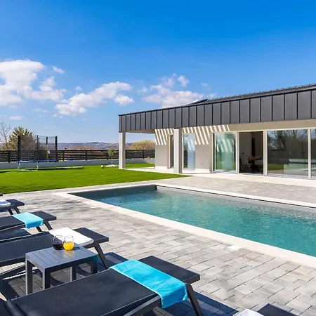 3 Bedroom Stunning In Brgod * Ubasico